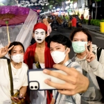 Pengunjung saat foto bersama di Jalan Tunjungan, Surabaya.