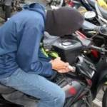 Eka saat memperagakan aksi membandrek motor yang dicurinya. (gunadhi/BANGSAONLINE)