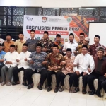 Jajaran pengurus MUI dan KPU Gresik foto bersama usai menggelar rapat di gedung Islamic Center, kompleks MAG, Selasa (26/3). foto: SYUHUD/ BANGSAONLINE