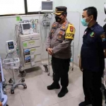 Kapolres AKBP Muchamad Nur Azis, didampingi Kasat Lantas AKP Agung Fitransyah  dan Kasi Dokes Iptu Sugioto membesuk anggota sakit. foto: SYUHUD/BANGSAONLINE.com