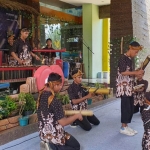 Salah satu Tim Tongklek sedang unjuk kebolehan mengolah gamelan.