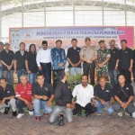 Jajaran pengurus KWG bersama Bupati Sambari HR, Kapolres AKBP Adex Yudiswan, Dandim 0817 Letkol Hendro. S dan Gus Nur foto bareng usai pengukuhan. foto: SYUHUD/ BANGSAONLINE