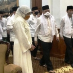 Ketua DPD RI AA LaNyalla Mattalitti dalam suatu acara di gedung negara Grahadi bersama Gubernur Khofifah dan Wagub Emil Dardak.  