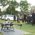 Bupati Kediri, Hanindhito Himawan Pramana, saat mencoba menerbangkan drone. Foto: Ist