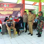 Kabagops Polres Ngawi, Kompol. Slamet Suyanto bersama Forkopimda memantau jalannya vaksinasi, Selasa (6/12/2022)