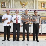 Kapolresta Sidoarjo Kombes Pol Himawan Bayu Aji berfoto bersama Kepala Cabang BRI Sidoarjo Dhanar Dono, usai penandatanganan MoU di Bharadaksa, Rabu (7/3).