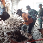 Suasana pembersihan lokasi longsor. foto: MUJI HARJITA/ BANGSAONLINE