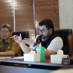 Bupati Kediri Hanindhito Himawan Pramana didampingi Sekdakab Kediri M. Solikin saat menggelar rapat dengan perwakilan PT. PP Urban selaku pemenang lelang pembangunan stadion. Foto: Ist.