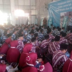 SEMOGA MABRUR: CJH Plus Ebad Wisata mengikuti doa bersama sebelum berangkat ke tanah suci, di Masjid Al Ikhlas Kompleks Lanudal Juanda, Sabtu (26/8). foto: MUSTAIN/ BANGSAONLINE