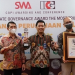 Direktur Keuangan dan Umum Petrokimia Gresik, Budi Wahju Soesilo, saat menunjukkan penghargaan Most Trusted Campany. Foto: Ist