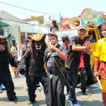 Puluhan massa dari LSM FRMJ saat mendatangi Gedung DPRD Jombang.