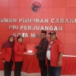 Daniel Rohi saat mengembalikan formulir pendaftaran calon wali kota ke DPC PDIP Kota Malang.