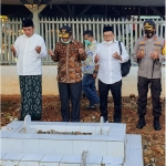 Menkopolhukam Mahfud MD (kedua dari kiri) didampingi Imam Marsudi (nomor tiga dari kiri), Cak Firman (paling kiri), dan Kapolres Pamekasan Djoko Lestari saat ziarah ke Makam Pendiri Pondok Pesantren yang sekaligus guru ngaji Mahfud MD kecil, yaitu Almaghfurlah KH Mardliyyan. foto: ist/ bangsaonline.com