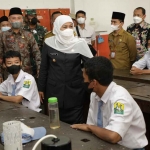 Gubernur Khofifah saat meninjau kegiatan para pelajar.