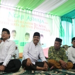 Wakil Gubernur Jawa Timur Drs. H. Saifullah Yusuf bersama KH Marzuki Mustamar saat menghadiri Ngaji Aswaja, Silaturahim Mubalighot serta Aktivis Perempuan se-Malang Raya di Pondok Pesantren Sabilurrosyad Gasek Malang, Sabtu (23/12).