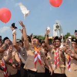 Bupati dan Ketua DPRD Sidoarjo melepas burung merpati usai upacara HUT ke-56 Pramuka, di Alun-alun Sidoarjo, Senin (14/8). foto: kominfo sda