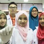 Anggota tim PKMPE mahasiswa Teknobiomedik FST UNAIR saat menunjukkan sampel Biodegradable Bone Screw Anti Bakteri. foto: istimewa