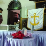 Kotak kaca di altar gereja, tempat di mana kitab Injil kuno disimpan. Foto: Ist