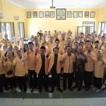 Ketua DPD Golkar Sidoarjo, Adam Rusydi (tengah), bersama para peserta Rapimda. Foto: Ist