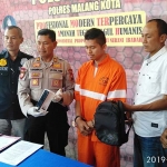 Tersangka YH saat rilis pers yang dipimpin Wakapolsek Klojen Kota Malang AKP Tukimin Hadi didampingi Kanit Reskrim Iptu Gunawan dan Kanit Intel Iptu Wibowo, serta , Jumat (29/03). foto: IWAN/ BANGSAONLINE