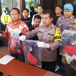 Wakapolres Jombang Kompol Hari Kurniawan (tengah) dan Kasatreskrim Polres Jombang AKP Aldo Febrianto (kiri), saat rilis pers.