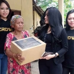 Cafe Crown saat memberikan Bansos kepada warga, Rabu (12/10/2022).