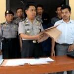 Dokumen yang berhasil diamankan polisi.(Soewandito/BangsaOnline)