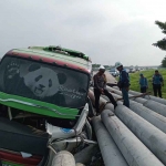 Petugas saat mengevakuasi bus yang terlibat kecelakaan di Ngawi.