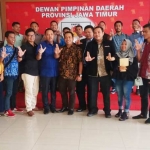 Peserta diklat Politik Cerdas Berintegritas (PCB)  yang diselenggarakan KPK bersama Bakesbangpol Jatim dan Yayasan Satunama menyambangi kantor DPD Partai Gerindra Jatim untuk melakukan studi banding. foto : DIDI ROSADI/BANGSAONLINE