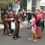  Kepala Kejaksaan Negeri (Kajari) Nganjuk, Nophy Tennophero Suoth, membagikan takjil untuk berbuka puasa di depan Kantor Kejaksaan Negeri (Kejari) Nganjuk, Jalan Darmojoyo no 24, Selasa (26/4/2022).