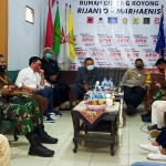 Forkopimda saat mengunjungi posko pemenangan paslon nomor urut 01 Rijanto-Marhaenis di Jalan Raya Garum, Kecamatan Garum, Kabupaten Blitar.