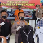 Kapolresta Banyuwangi Kombes Pol Arman Asmara Syarifuddin menunjukkan barang bukti baju pilot saat rilis pers, Kamis (21/1).