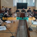 Suasana pertemuan yang digelar Komisi IV DPRD Situbondo. Foto: SYAIFUL BAHRI/BANGSAONLINE