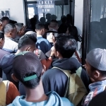 Warga sedang antre mengurus SIM di Satpas Polresta Sidoarjo.