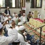 Suasana Makam Alhabib Abu Bakar Assegaf penuh sesak jamaah yang hadir dalam haul ke-69. Foto: Ist.