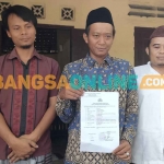 Mashuri (tengah) dan Saifuddin, Ketua Tanfidz NU Ranting Manisrenggo (kanan). Foto: MUJI HARJITA/BANGSAONLINE