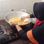 Salah seorang warga binaan perempuan Lapas Kediri saat memasak. Foto: Ist