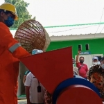 Anggota DPRD Sidoarjo, Warih Andono (berbaju batik), saat melihat uji coba mesin pencacah di TPST Mekarsari, Desa Kureksari, Waru. Foto: Ist