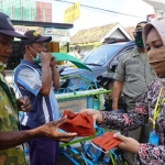 Ning Ita saat sosialisasi pemakaian masker ke warga.