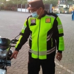 Petugas saat menunjukkan kendaraan pria yang nekat menabrakkan diri ke kereta api di Blitar.