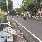 Baliho caleg Golkar yang roboh akibat diterpa angin di sekitar Bundaran GKB, dan menimpa pengguna jalan. Foto: Ist