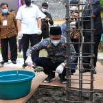 PERTAMA: Gus Muhdlor meletakkan batu pertama pembangunan rumah ibadah HKBP Sidoarjo, Sabtu (20/3/2021). foto: ist.