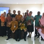 Kepala Perwakilan (Kaper) BKKBN Jatim Yenrizal Makmur saat foto bersama Perwakilan BKKBN Papua Barat. 