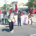 Massa dari LSM Forkot ketika demo di Kejari Gresik. foto: SYUHUD/ BANGSAONLINE