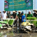 Danrem Bhaskara Jaya mengikuti acara gerakan olah tanah dan padi di Dusun Rejeni, Kecamatan Krembung, Kabupaten Sidoarjo, Jawa Timur, Rabu (12/2/2020).