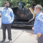 ?Wali Kota Habib Hadi didampingi Kepala Dinas PUPR dan Perkim, Agus Hartadi saat melihat langsung proses perbaikan jalan. (foto: ist)