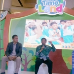 Pakar tumbuh kembang anak dari RSUD Dr. Soetomo Surabaya, Dr. dr. Ahmad Suryawan, SpA(K) bersama Sales & Marketing Director of Consumer Health Dexa PT Dexa Medica Andrew Sulistya.