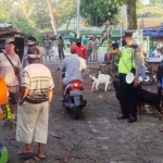 Anggota Koramil dan Polsek Kedunggalar saat memantau di pasar hewan setempat.