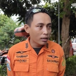 Yoni Fariza, Koordinator Pos Pencarian dan Pertolongan Basarnas Trenggalek, saat memberi keterangan kepada wartawan. Foto: MUJI HARJITA/ BANGSAONLINE