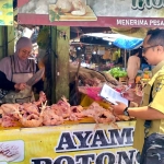 Petugas saat melakukan monitoring harian di Pasar Setono Betek, Kota Kediri. Foto: Ist